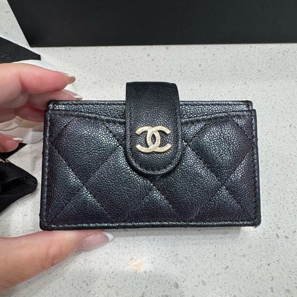 CHANEL Black Metallic Quilted Accordion Card Wallet with Iconic CC Closure - Picture 2 of 4